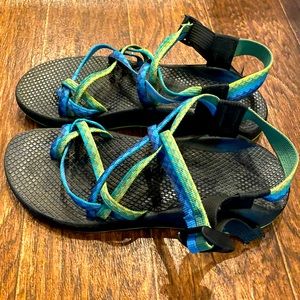 Women's chacos Z/X2 style with toe strap, size 9
